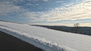 Karlı kış manzarası, kırsal yolda araba sürmek...