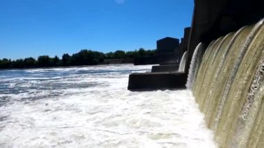 Kilit ve hidroelektrik santralindeki taşkınlık açıldıktan sonra Tuna Nehri 'ndeki güçlü akım