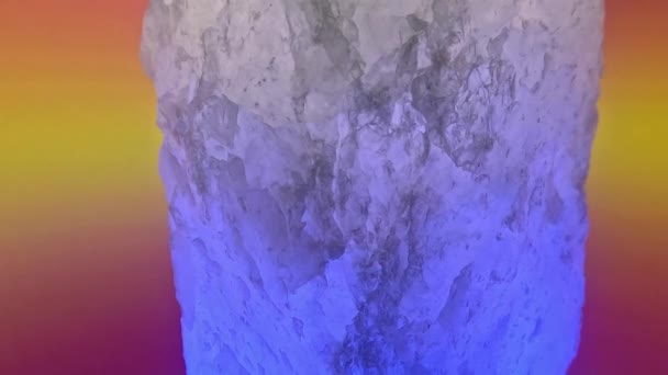 Piedra Preciosa Color Iluminada Con Fines Decorativos Para Meditación — Vídeo de stock