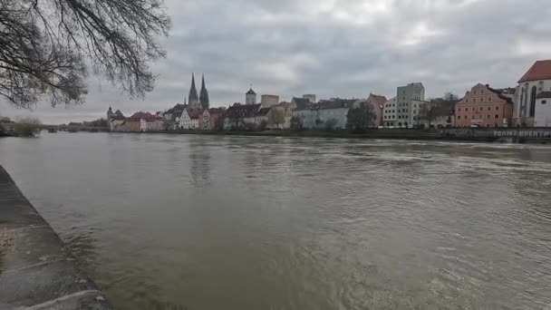 Regensburg Mit Der Donau Bei Hochwasser Mit Blick Auf Den — Stockvideo