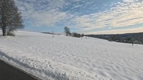 Błękitne Niebo Pokrytym Śniegiem Krajobrazie — Wideo stockowe