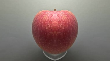 Elma, kasıtlı çarpıtmalar ve anormalliklerle ustaca düzenlenmiş.