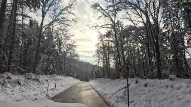 Karlı kış manzarası, kırsal yolda araba sürmek...