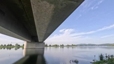 Regensburg yakınlarındaki Tuna Nehri üzerindeki köprüde.