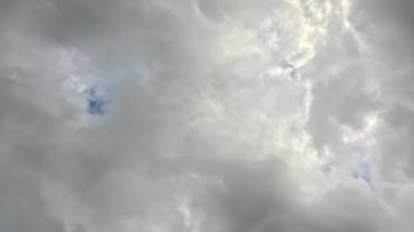 Koyu yağmur bulutları güçlü rüzgarlarla gökyüzünde hareket eder ve yağmur getirir.