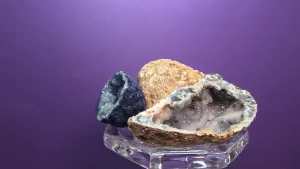 Kwarts Rots Edelsteen Met Kristallen Kunstzinnig Verwerkt Tegen Een Blauwe — Stockvideo