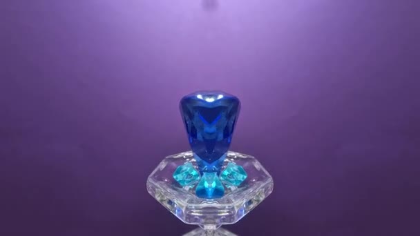 在蓝色背景下运动的珠宝 — 图库视频影像