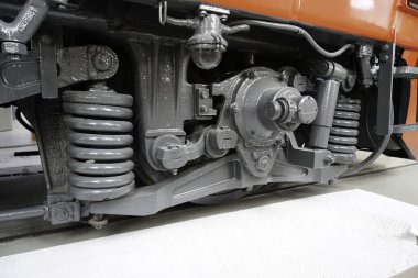 Demiryolu, demiryollarında ve sinyal sistemlerinde uzun süreli yükler için dayanıklı çelikten yapılmıştır.