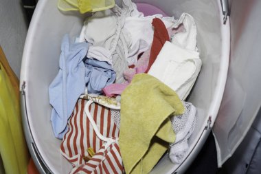 Dolaptaki çamaşırları ve renkli kumaşları topla.