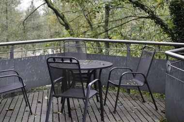 Masalardaki bank ve sandalyeler seni gevşemeye ve gevşemeye davet ediyor.