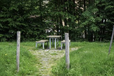 Rahatlamak için parkta rahat koltuklar ve masalar.