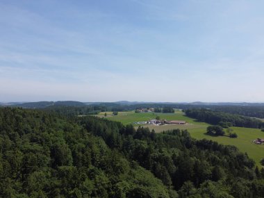 Tarlaları ve çayırları olan Bavyera ormanı, hava manzarası