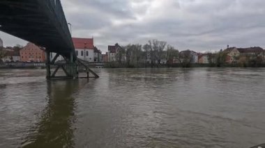 Sel sırasında Tuna Nehri üzerinde Regensburg 'da demir köprü