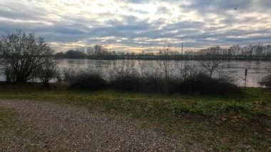 Bulutlu bir gökyüzünün altında taşra yolunda araba yolculuğu