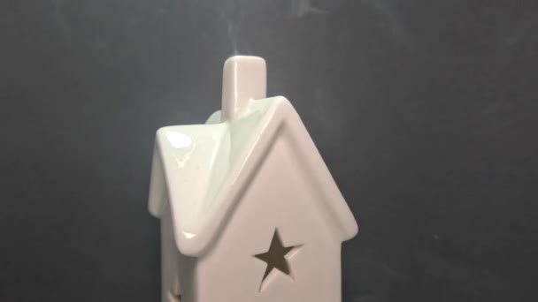 Casa Porcelana Com Fumaça Contra Preto — Vídeo de Stock