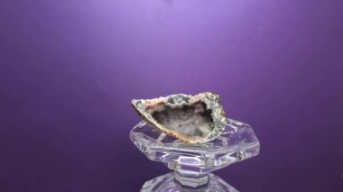 Kuvars kayası, kristalleri mavi koyu arkaplan üzerinde ustalıkla işlenmiş değerli taşlar.