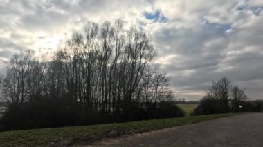 Tuna nehri, sel sularıyla karanlık bulutların altında