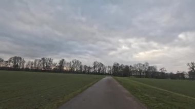 Kışın kara bulutlu yağmurlu bir hava.