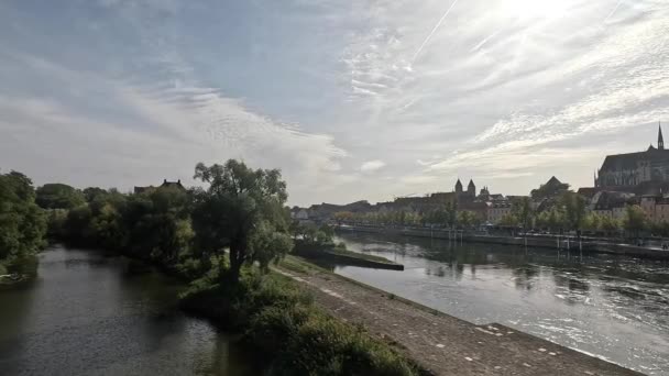 Дунай Регенсбурге Осенью Облаками Солнцем — стоковое видео