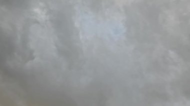 Karanlık, yoğun bulutlar yağmur getiriyor, zaman akıp gidiyor.