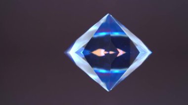 Elmas mavisi ustalıkla yansıtılarak daireler çiziyor