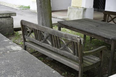 Rahatlamak için parkta rahat koltuklar ve masalar.