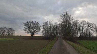 Şiddetli rüzgarla bulutlu havada yağmur yağar