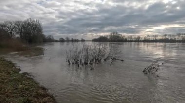 Bavyera 'da Tuna Nehri' ne sel, 4k