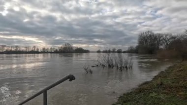 Tuna nehri, sel sularıyla karanlık bulutların altında