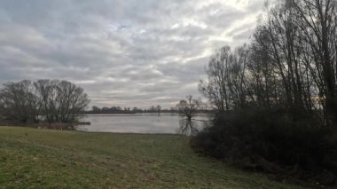 Kışın kara bulutlu yağmurlu bir hava.