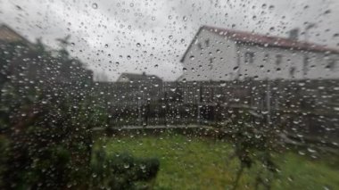 Şiddetli rüzgarla bulutlu havada yağmur yağar