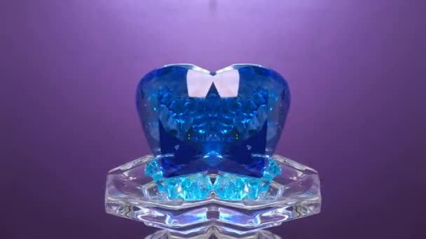 Skała Kwarcowa Kamień Szlachetny Kryształami Artystycznie Przetwarzany Niebieskim Ciemnym Tle — Wideo stockowe
