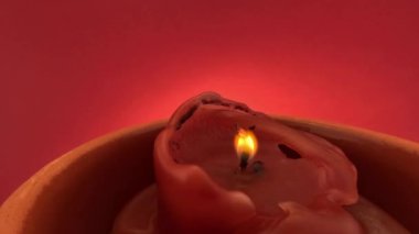 Kırmızı arkaplanda mum ve ağır çekimde duman, 4k