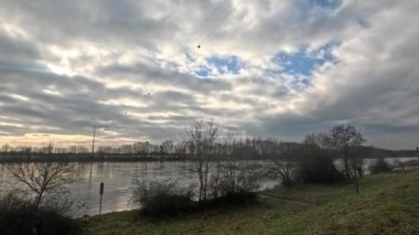 Karanlık, yoğun bulutlar yağmur getiriyor, zaman akıp gidiyor.