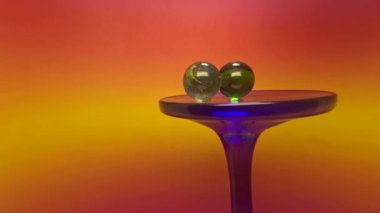 Mavi arka planda yuvarlanan renkli cam toplar