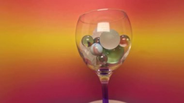 Şarap kadehinde renkli cam toplar