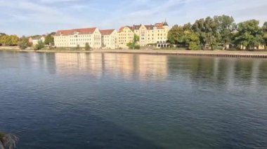Sonbaharda Regensburg yakınlarındaki Tuna nehrinin manzarası güneşli olacak.
