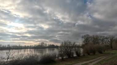 Tuna nehri, sel sularıyla karanlık bulutların altında