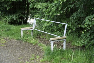 Masalardaki bank ve sandalyeler seni gevşemeye ve gevşemeye davet ediyor.