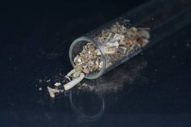 Mutfak baharatları tütsüyle tütsülenmiş ve karanlık bir arka planda sigara içmek için.