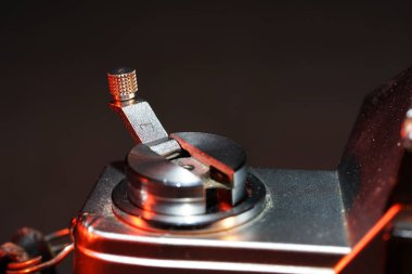 Analog bir kameranın film taşımacılığı                           