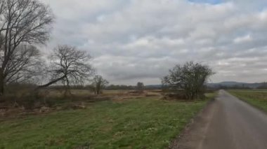 Kışın kara bulutlu yağmurlu bir hava.