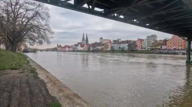 Tuna Nehri 'nin katedral ve taş köprü manzarasıyla dolup taşmasıyla Regensburg