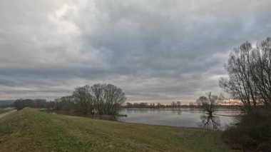 Tuna nehri, sel sularıyla karanlık bulutların altında