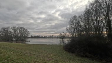 Nehirde su baskını