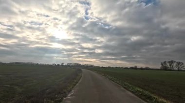 Kışın kara bulutlu yağmurlu bir hava.