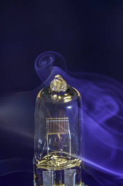 Elektrik teli ve duman, yanmış yalıtımı veya aşırı ısınmayı sembolize eder.