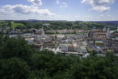 Passau, Tuna 'daki St. Stephen Katedrali de dahil olmak üzere eski kasabası ve barok binalarıyla tanınıyor.