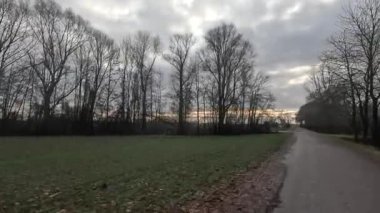 Araba ufukta geziniyor. Tarlalar, çayırlar ve bulutlar arasında.