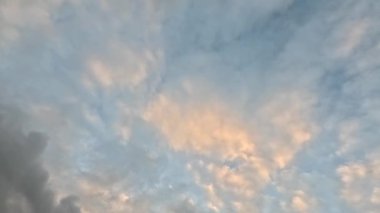 Gökyüzünde hızla ilerleyen sarı bulutların zaman akışı